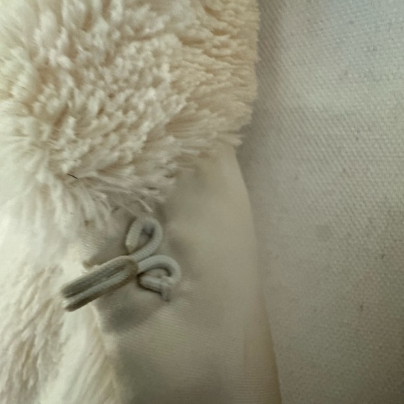 Apt 9 Faux Fur Vest Medium. Button closure - Picture 3 of 11